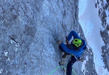 Beim Cleanen der ersten Seillänge des Plattenpfeilers. Foto F. Miller.