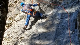 1. Seillänge unter dem Dach nach links hinaus