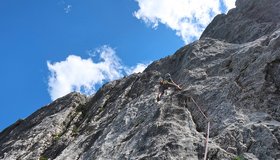 In der ersten Seillänge der Herbstzeit - eine Rissspur zu Beginn.