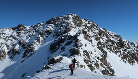 Der Gipfelgrat - entweder alles zu Fuß oder kurz südlich abfahren und dann in einer steilen Rinne hinauf.