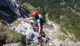 Gestufter Fels in der dritten Seillänge.