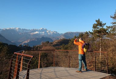 Beim Zustieg in Arco - Rab Mythic Alpine Light Daunenjacke