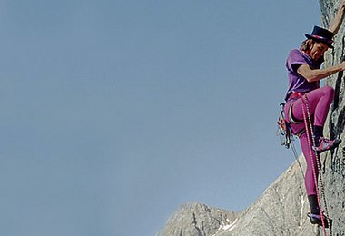 Darshano L. Rieser in seiner Marmolada-Erstbegehung „Steps across the border/Senkrecht ins Tao“ (X-),  der weltweit ersten Alpinroute im zehnten Schwierigkeitsgrad ohne Bohrhaken (Foto: Ingo Knapp).