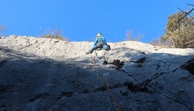 In einer der ganz rechten Route an der Falesia La Cosina bei Cavedine