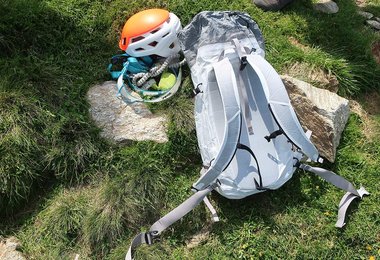Der wirklich gute Rückenteil und die Träger des Arcteryx Alpha SL 30 Rucksack