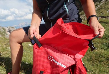 Der große Haltegriff des Berghaus MTN Seeker 32 erleichtert das Packen sehr