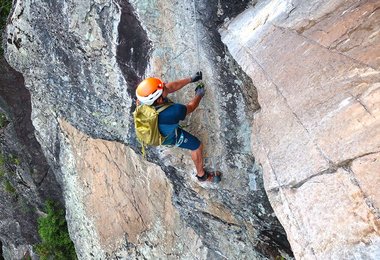 Mit dem orangen Link GTX auf einem E-Klettersteig unterwegs.