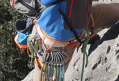 Beim Klettern binden wir uns die Petzl Connect Adjust einfach komplett um den Bauch.