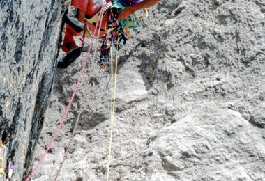 Ingo Knapp, der maßgeblich an der Erstbegehung von „Steps across the border/Senkrecht ins Tao“ beteiligt war, in der unteren Schlüsselseillänge der boltfreien Zehnerroute in der Marmolada-Südwand (Foto: Darshano L. Rieser)