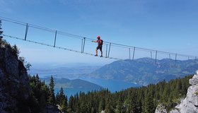 Auf der langen Seilbrücke des Klewenalp Klettersteiges