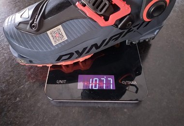 Der Dynafit Blacklight auf unserer Waage zeigt 1077 Gramm (ganz minimal über 1KG).
