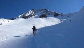 Unter der Westflanke - zwischen den beiden Gipfeln die Rinne (steile Abfahrtsmöglichkeit).