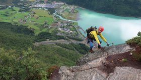 Am Ende der D-Variante - unten Loen am Ende des Nordfjordes.