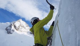 Benedikt Purner im Moonwalk, im Hintergrund der Olperer.