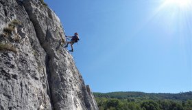 Schöne Pfeiler mit vielen Klammern