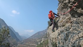 Beginn der 2ten Seillänge mit Blick in das Val die Ledro.