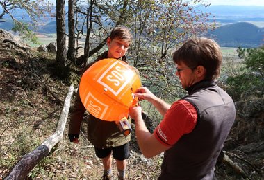 Der Bergretter begutachtet den AirMarker nach dem erfolgten Test.