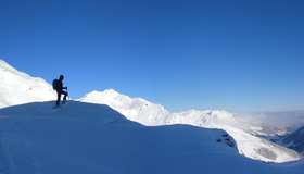 Nach der Abzweigung von der Piste, kurz vor der Steilstufe beim Joch.