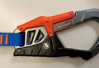 Karabiner mit der Chargennummer 07/2021 und 11/2022 müssen direkt retourniert werden 