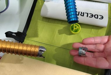 Die Edelrid Raya Lite Eisschrauben mit der Spitze zum austauschen.