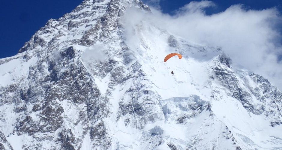 Max Berger beim Flug vom Broad Peak (c9 Juan Carlos San Sotero