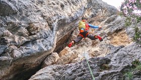 Die steile Einstiegsverschneidung der Donne di Cuori im Val di Ledro.