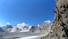 Vom Ambiente her kaum zu überbieten - im Mittelteil des Britannia Klettersteiges in Saas Fee