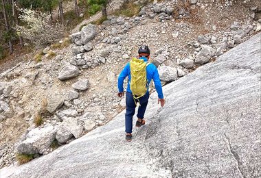 Mit dem Aku Rock DFS GTX  an einer glatten Plattentraverse beim Abstieg nach einer Mehrseillängentour.