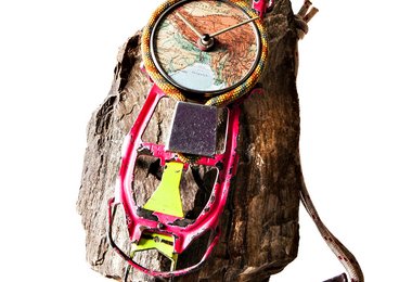 Ausrüstung Hans Kammerlander  mit einem Stein seiner  Nepal Reise 2018