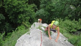 Birgit Auer und Magdalena Schörgnauer im tollen Plattenpfeiler in der 1. Seillänge. (c) Andreas Jentzsch