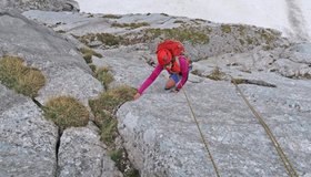 Die zweite Seillänge hat schöne Schuppenkletterei.