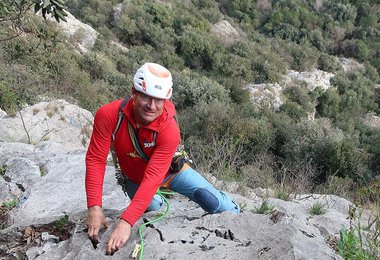 Beim Mehrseillängenklettern mit dem Petzl Sirocco in Arco