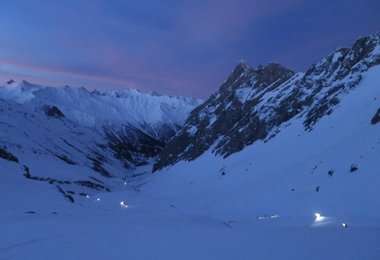 Nächtlicher Aufstieg im Bereich der Stüdlhütte (c) bergsteigen.com