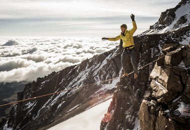 Stephan Siegrist auf der Kilimanjaro Highline (c) Thomas Senf