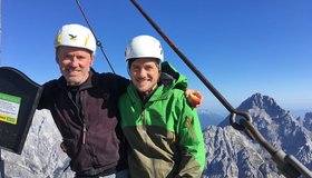 Auf dem Gipfel des Großen Hundstod, 2593 m; hinten der Watzmann. Foto: Christian Dreyer