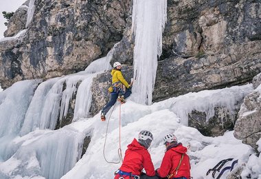 Der Naturfreunde Alpinkader 4.0 beim Eisklettern in den Dolomiten