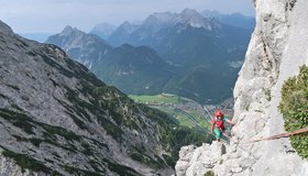 Eine der leichteren Seillängen vor dem steilen Pfeiler.