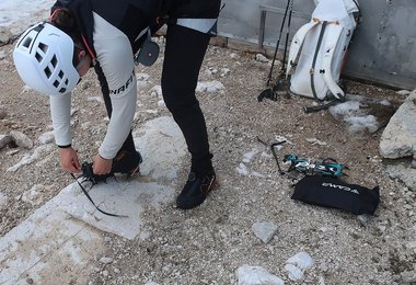 Beim Anziehen der Camp Peak 12 STL Steigeisen 