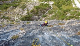 Steiler, griffiger Fels in der 3. Seillänge von Urknall.