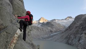 Eine der kurzen B-Passagen. Unten der Gletschersee, hinten der Große Geiger.