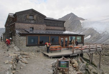 Auf der Similaunhütte wird die Anzahlung (€ 25 pro Person und Nacht) auch dann nicht zurückerstattet, wenn man bei objektiv gefährlicher Wetterprognose vier Tage vor dem gebuchten Termin absagt.