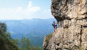 Auf einem den Brenta-Klettersteigen ähnlichen Band der Ferrata Nasego.