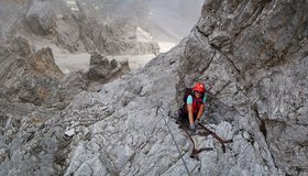 Auf einer der beiden Leitern - Zandonelle Klettersteig an der Sextener Rotwand