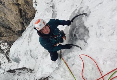 Beim Eisklettern mit dem Petzl Sirocco Helm (Modell 2024)