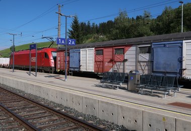 Nach der flotten Talfahrt am Drauradweg von Sillian nach Lienz geht es bequem mit dem Zug zurück.