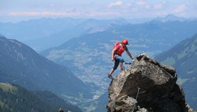 Auf dem Felsblock, dort ist es kurz etwas luftig (kann man unten umgehen).