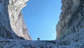 Eindrucksvolle Stimmung zwischen den Felswänden von Fleischbank und Predigtstuhl (Ellmauer Tor Tour).