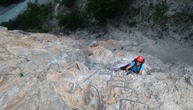 Die schwerste Passage (viele Klammern) - Niouc Hängebrücke Klettersteig - Pont de l'Araignée Ferrata