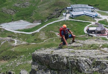 Unterwegs beim Kettern mit dem Mammut Wall Rider Kletterhelm