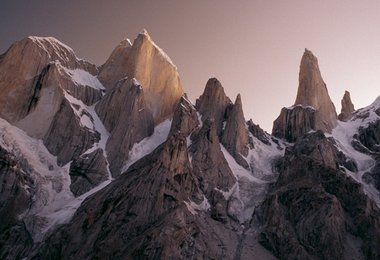 Der große Trangoturm links der Bildmitte, der Nameless Tower rechts der Bildmitte (c) Bernd Arnold